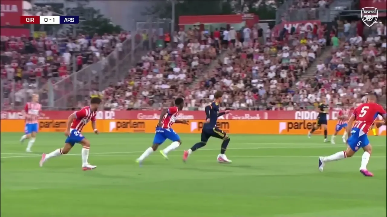 Dowman marca e dá assistência na goleada do Arsenal sobre o Girona; confira