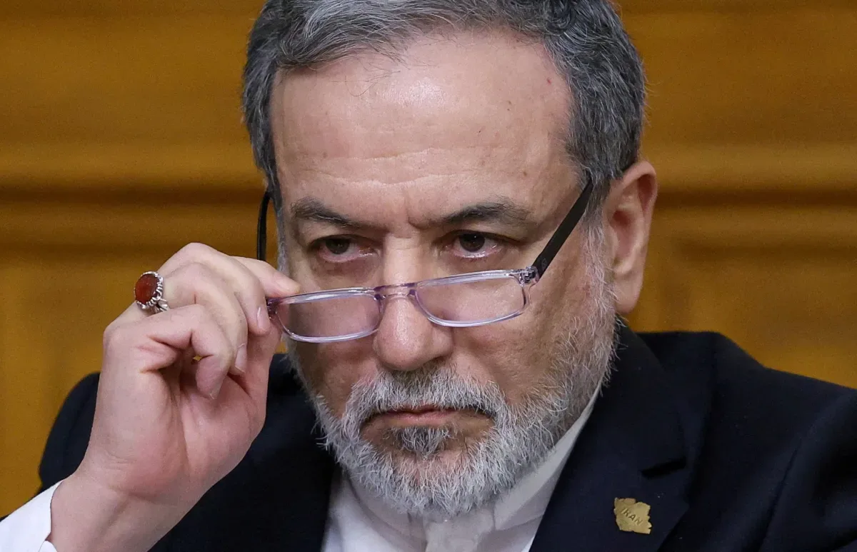 Irã e Omã negociam rota temporária no Estreito de Ormuz, diz autoridade