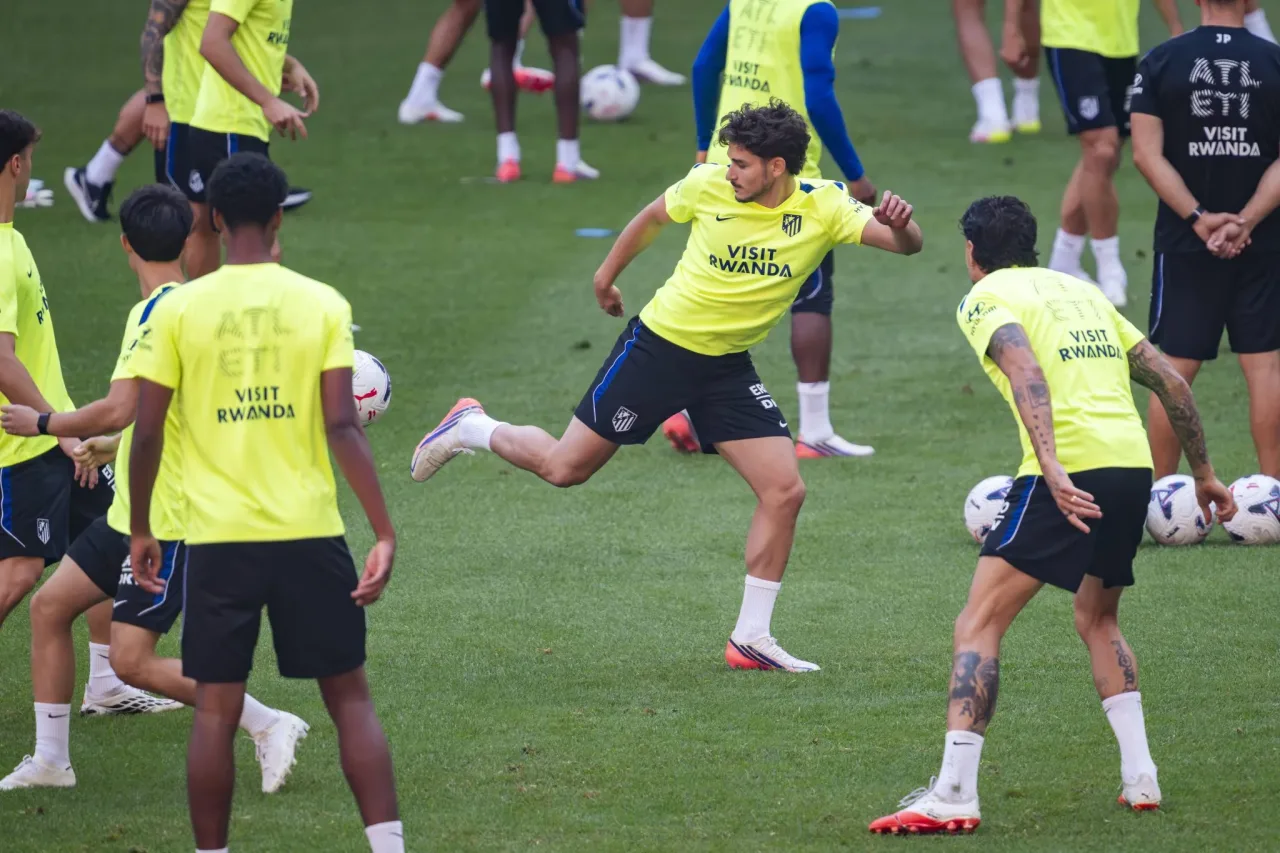 Simeone quer “construir uma equipe” em torno de Julián Álvarez no Atlético de Madrid