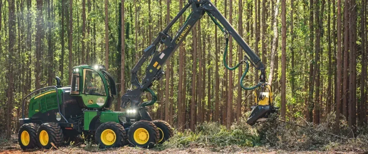 John Deere e CMAK firmam parceria para ampliar operação florestal