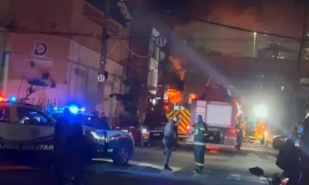 Incêndio de grandes proporções atinge galpão comercial no bairro da Mooca, em SP