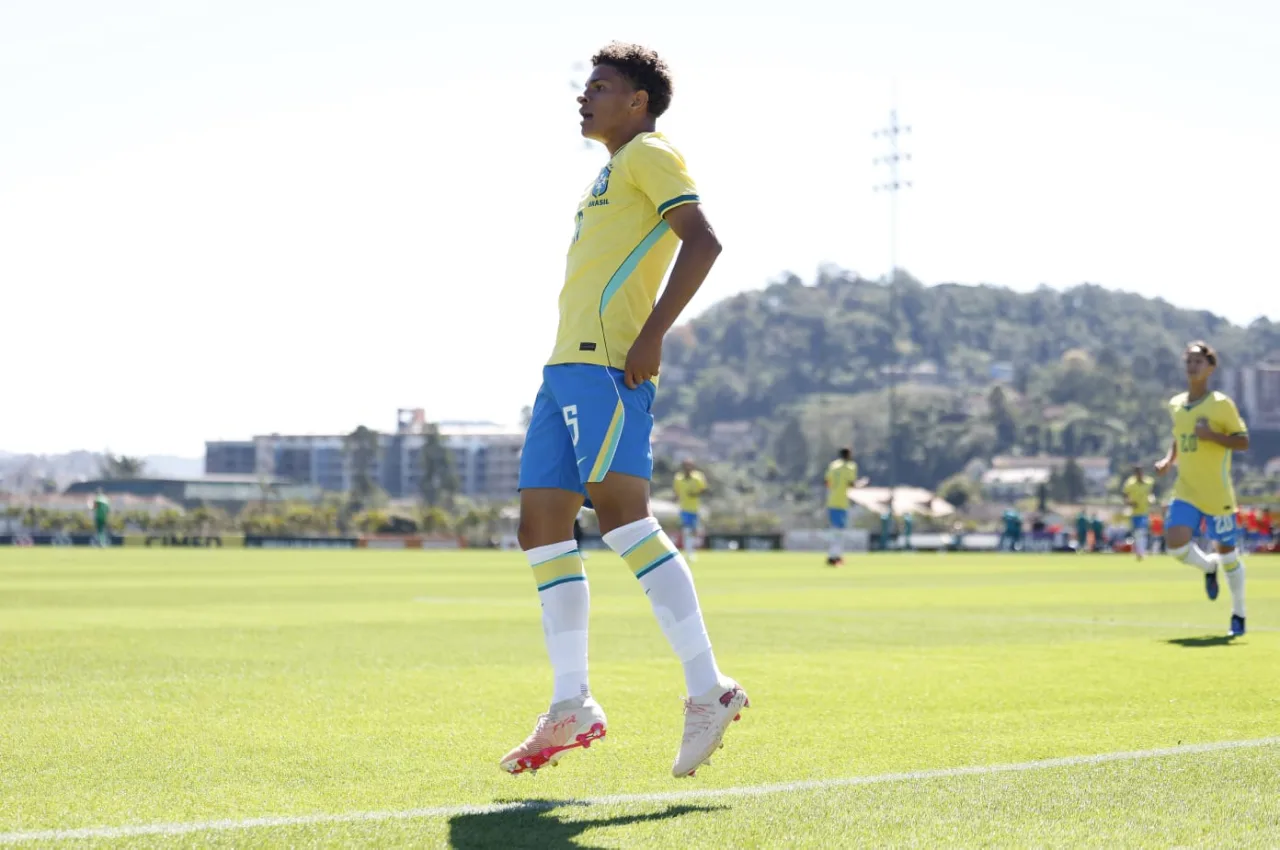 Volante da base do São Paulo se destaca em goleada da Seleção Sub-15 sobre o Uruguai