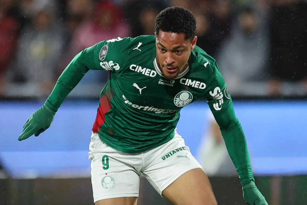 Há 12 jogos sem marcar, Vitor Roque revê primeira vítima pelo Palmeiras