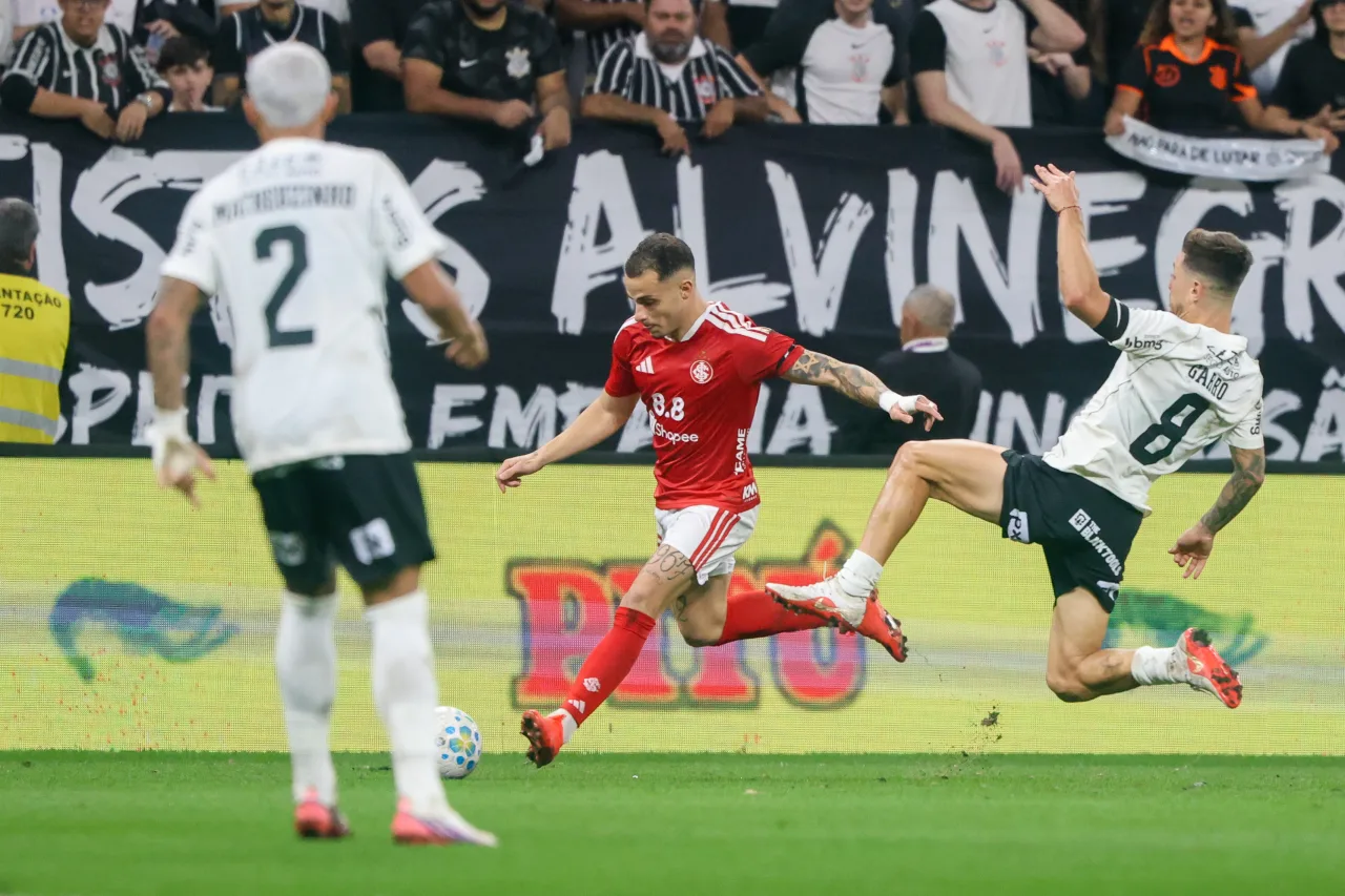 Gustavo Henrique pede desculpa à torcida e atribui queda do Corinthians ao jogo de ida