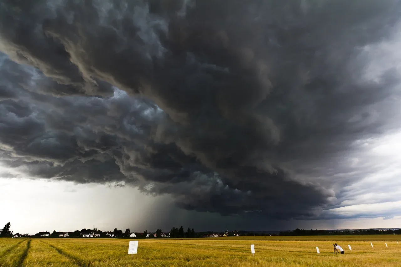 Temporais e ventos de até 90 km/h para hoje: nova frente fria intensifica o clima