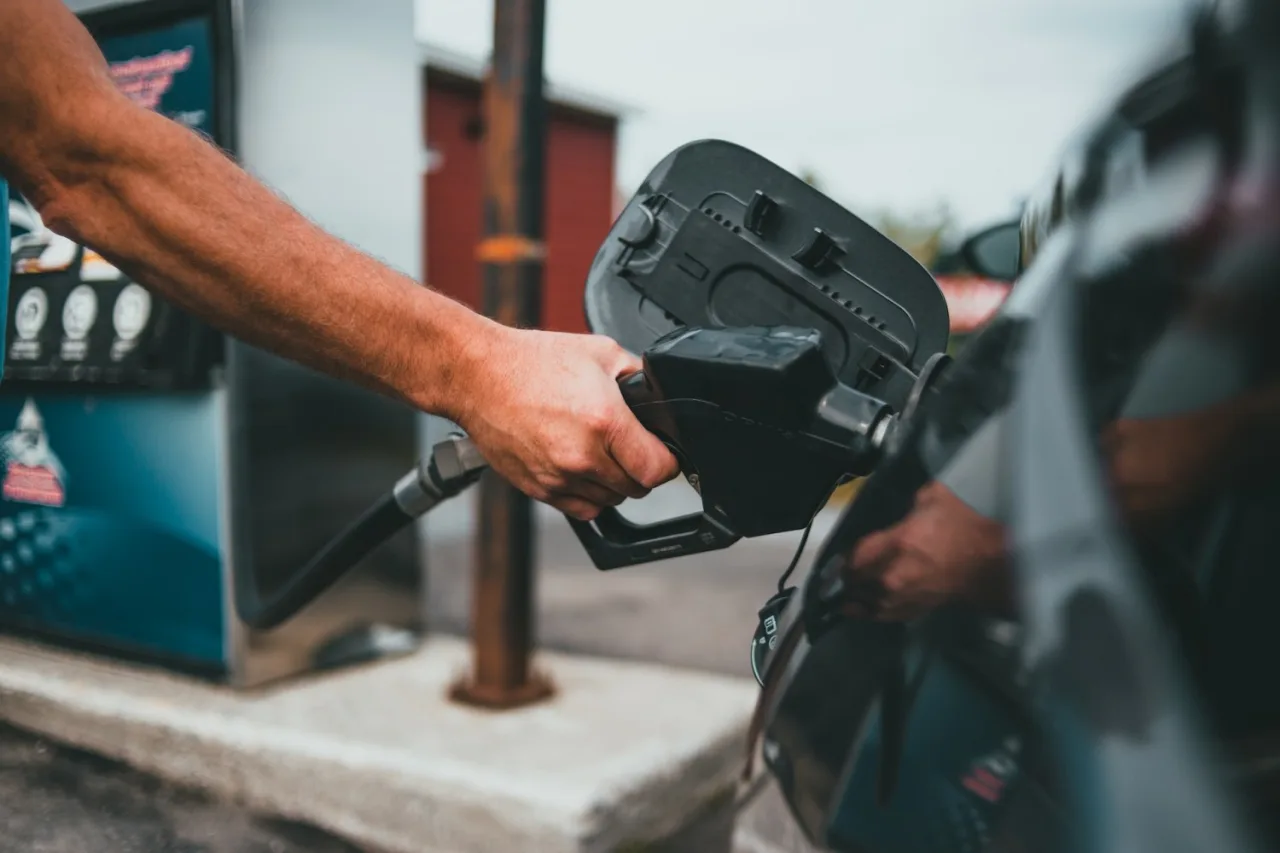 Gasolina, etanol e diesel ficam mais baratos pelo terceiro mês seguido; veja onde os preços mais caíram