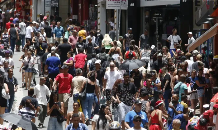Brasil chega a 214,2 milhões de habitantes, mas crescimento populacional desacelera