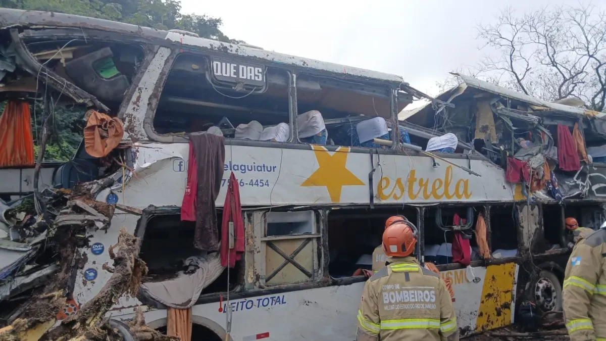 Polícia investiga acidente de ônibus de turismo que deixou 10 mortos no RJ