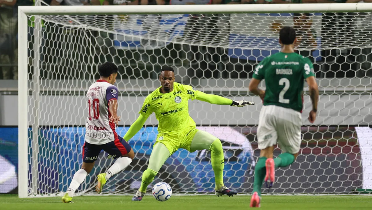 Carlos Miguel quebra silêncio após falha no empate do Palmeiras e promete: “Vamos classificar”