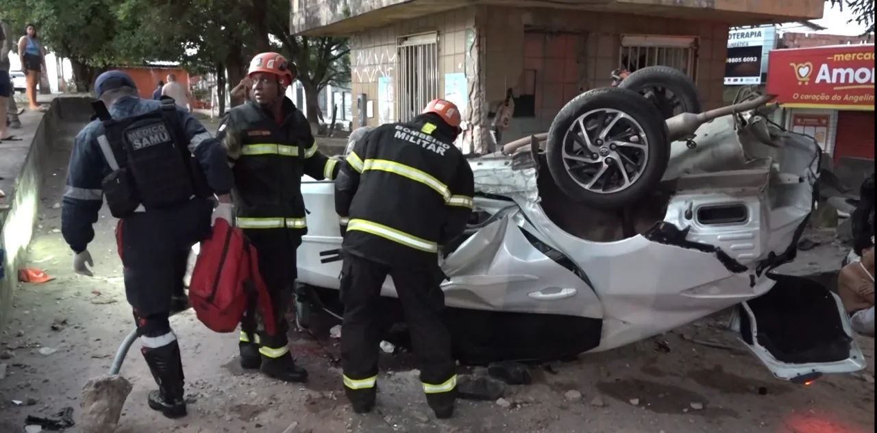 Carro com seis jovens bate em postes e capota no Angelim, em São Luís