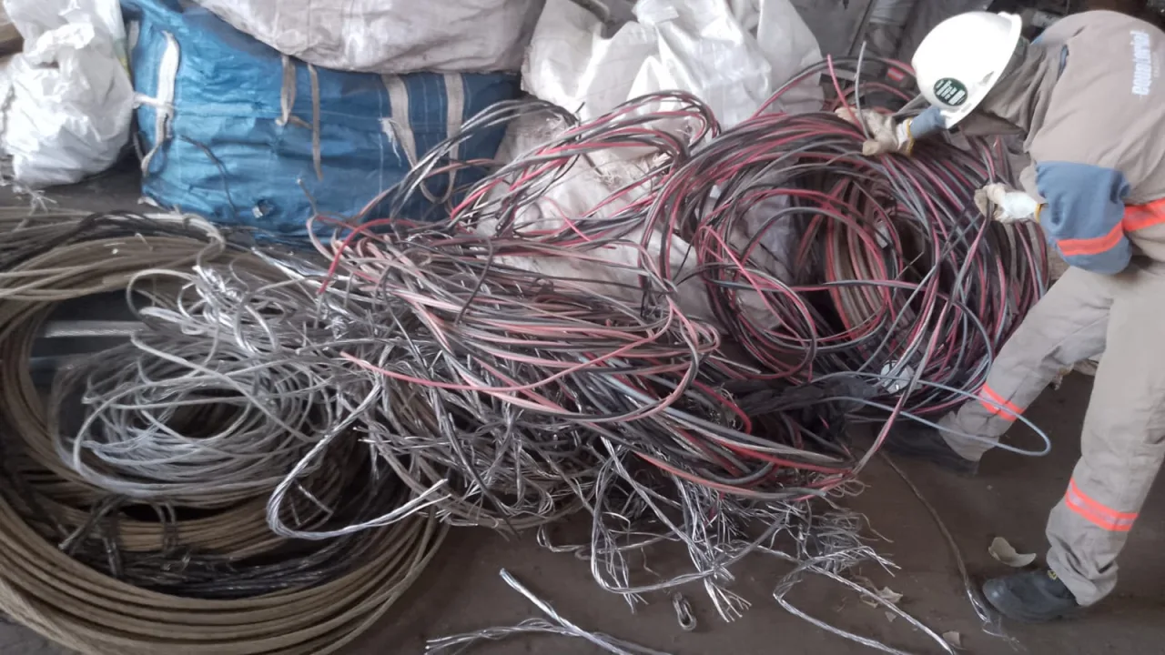 Operação fiscaliza 92 estabelecimentos e apreende materiais da rede elétrica em sete estados