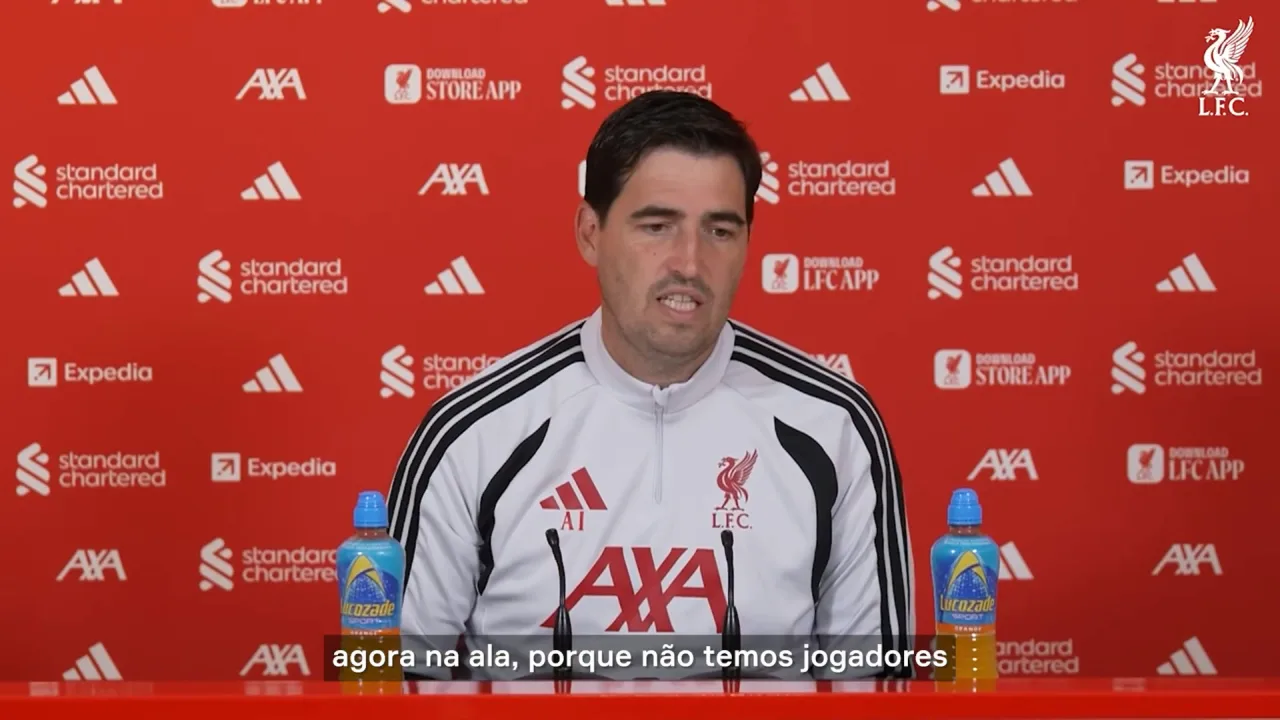 Treinador do Liverpool, Iraola mira reforços pelas pontas antes do fim da janela de transferências