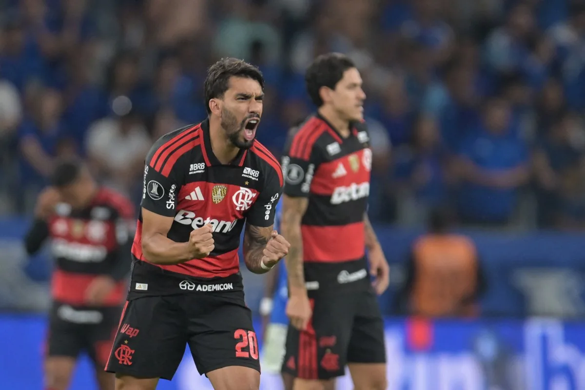Em primeiro toque na bola, Lucas Paquetá empata para o Flamengo na Libertadores; veja o lance