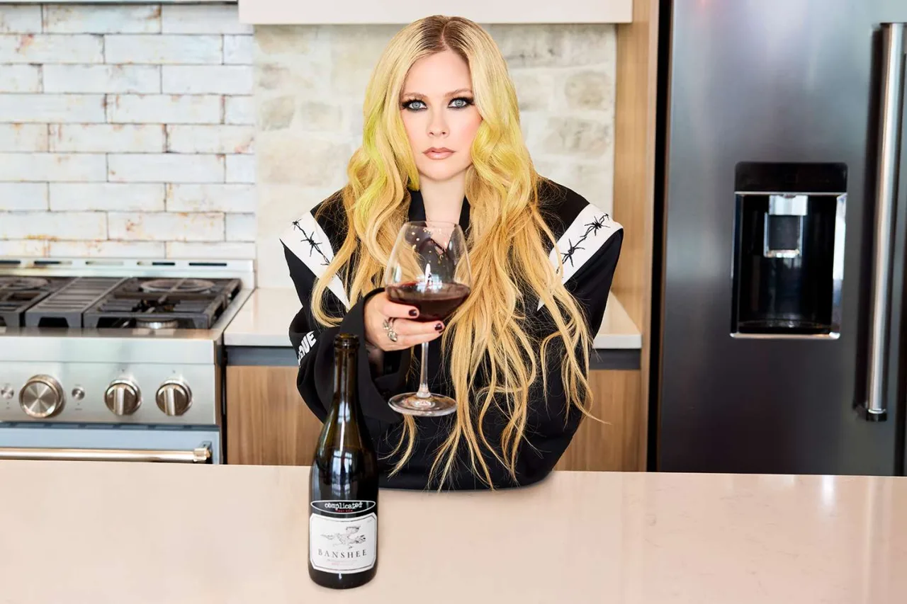 Avril Lavigne transforma um dos maiores sucessos da carreira em vinho