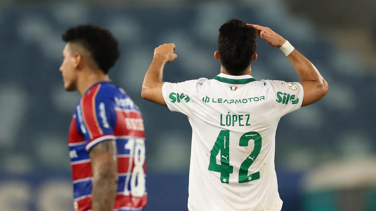 Flaco López vê falta antes de gol do Fortaleza e cobra arbitragem em derrota do Palmeiras