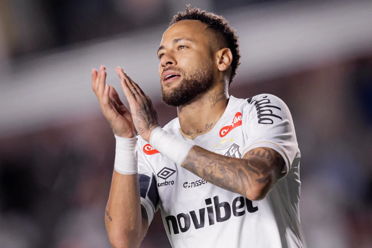 Inimigo do sintético, Neymar pode enfim estrear no estádio do Palmeiras