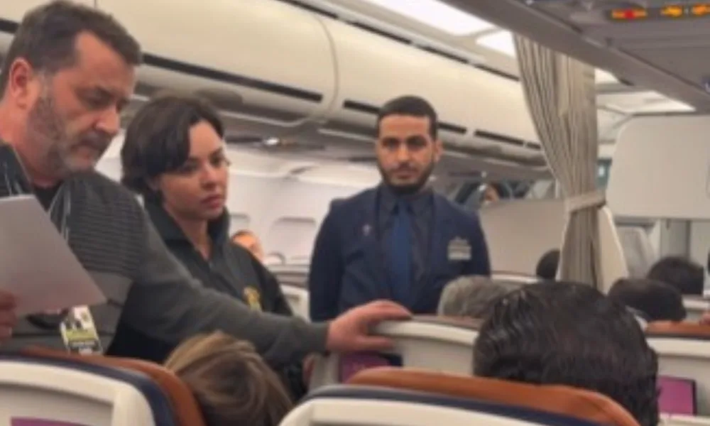 Voo atrasa após homem retirar bagagem de outros e se recusar a sair: ‘Eu sou Black’