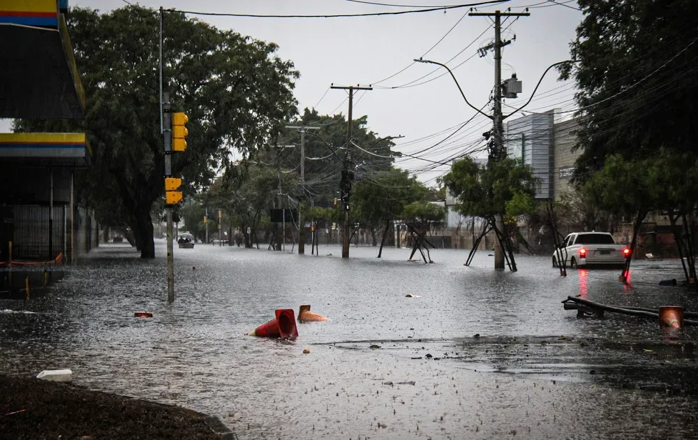 Tempestades deixam ao menos dois mortos no RS; alerta para chuva e granizo vai até terça-feira