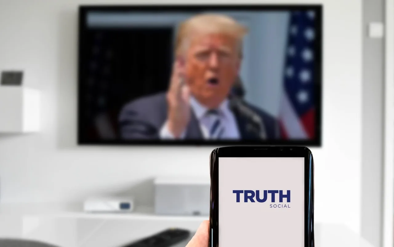 Trump é processado por vender acesso antecipado a posts do Truth Social