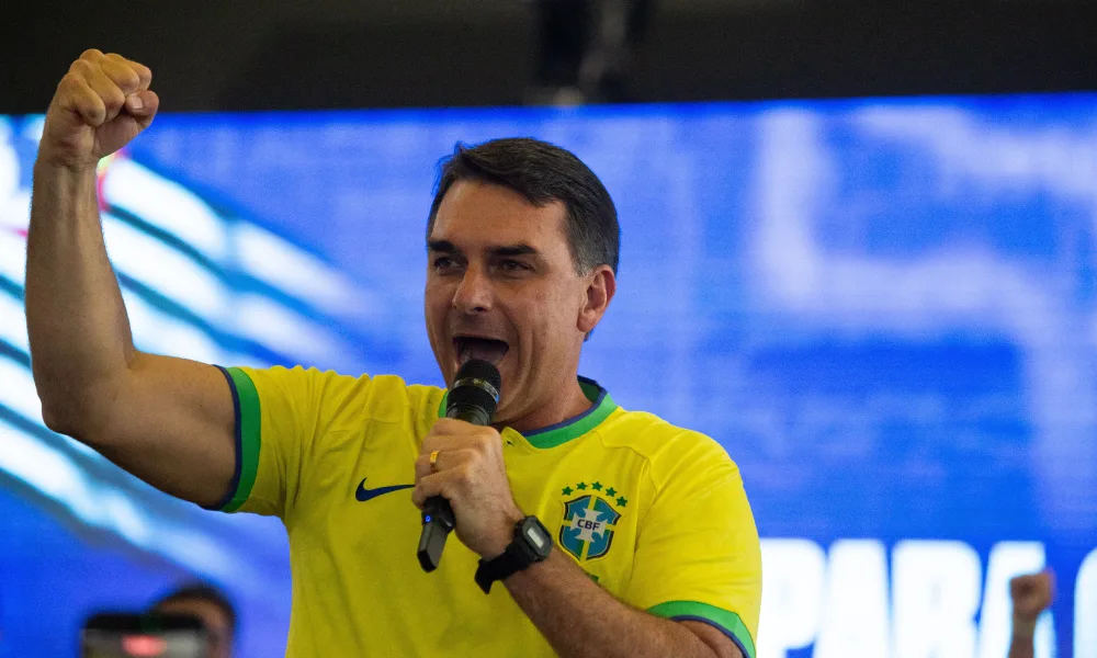 Flávio diz que usará imagem do pai na campanha dentro dos limites da lei