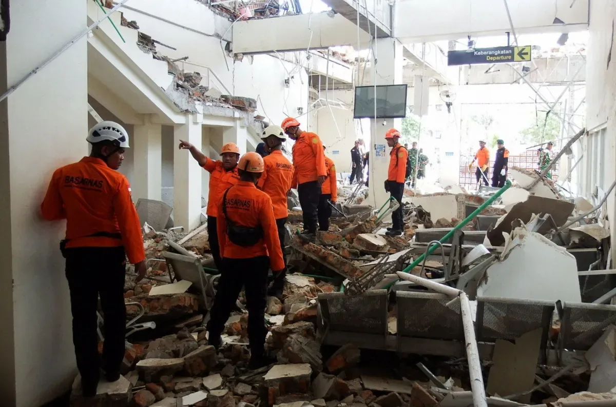 Sobreviventes de terremoto na Indonésia acampam à espera de ajuda