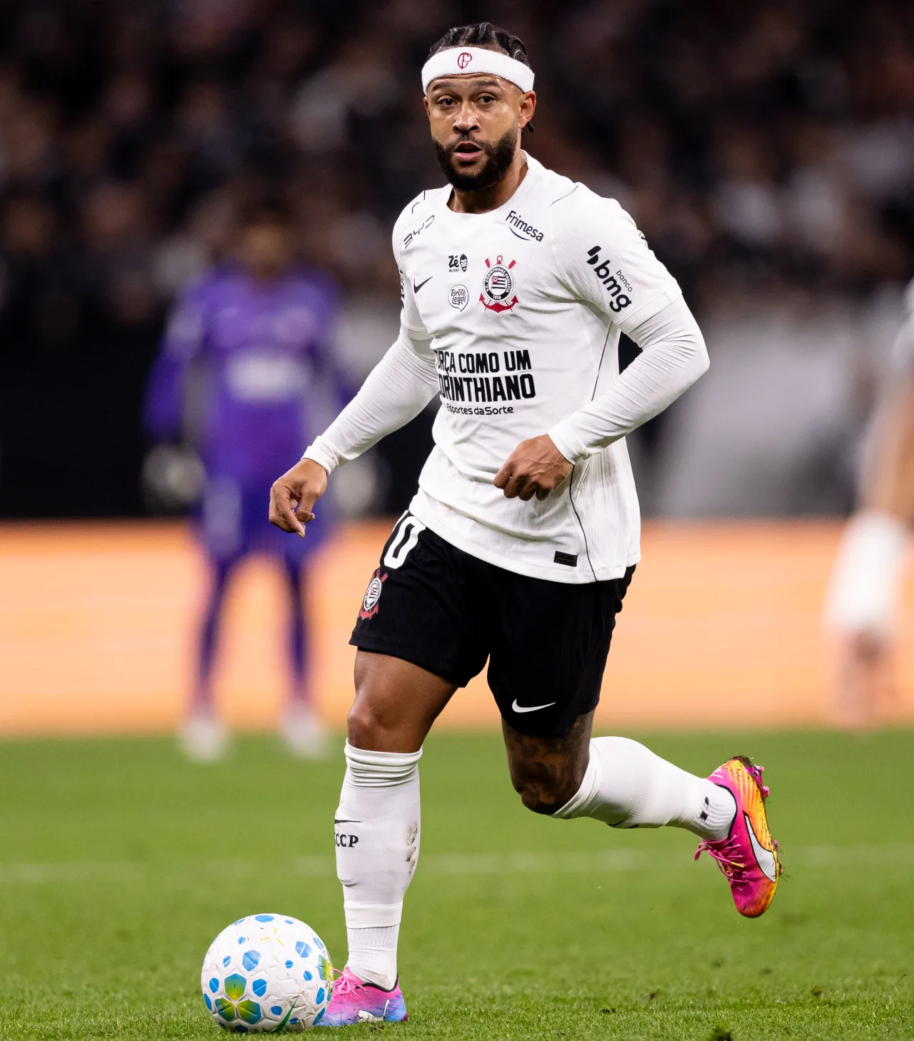 Memphis chega ao Brasil para realizar exames e destravar renovação com o Corinthians