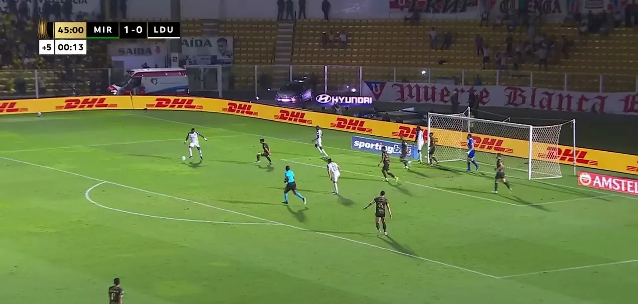 Que chance! Atacante da LDU fica com o gol aberto, mas acerta a trave e perde gol incrível