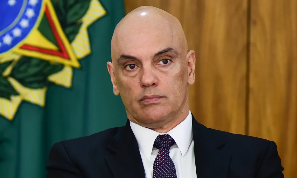 Moraes autoriza retomada de visitas a Bolsonaro; Flávio segue suspenso