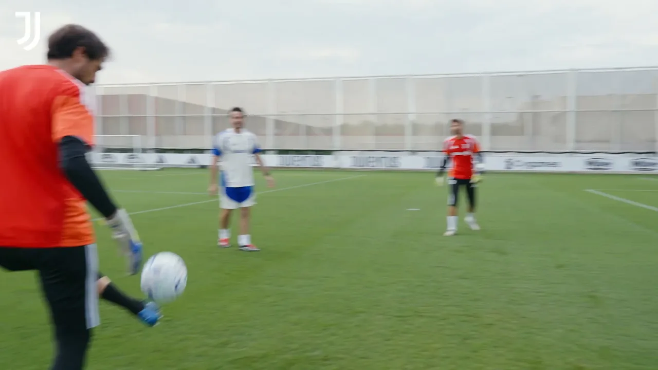 Juventus treina com os novos reforços Vicario e Lucumí