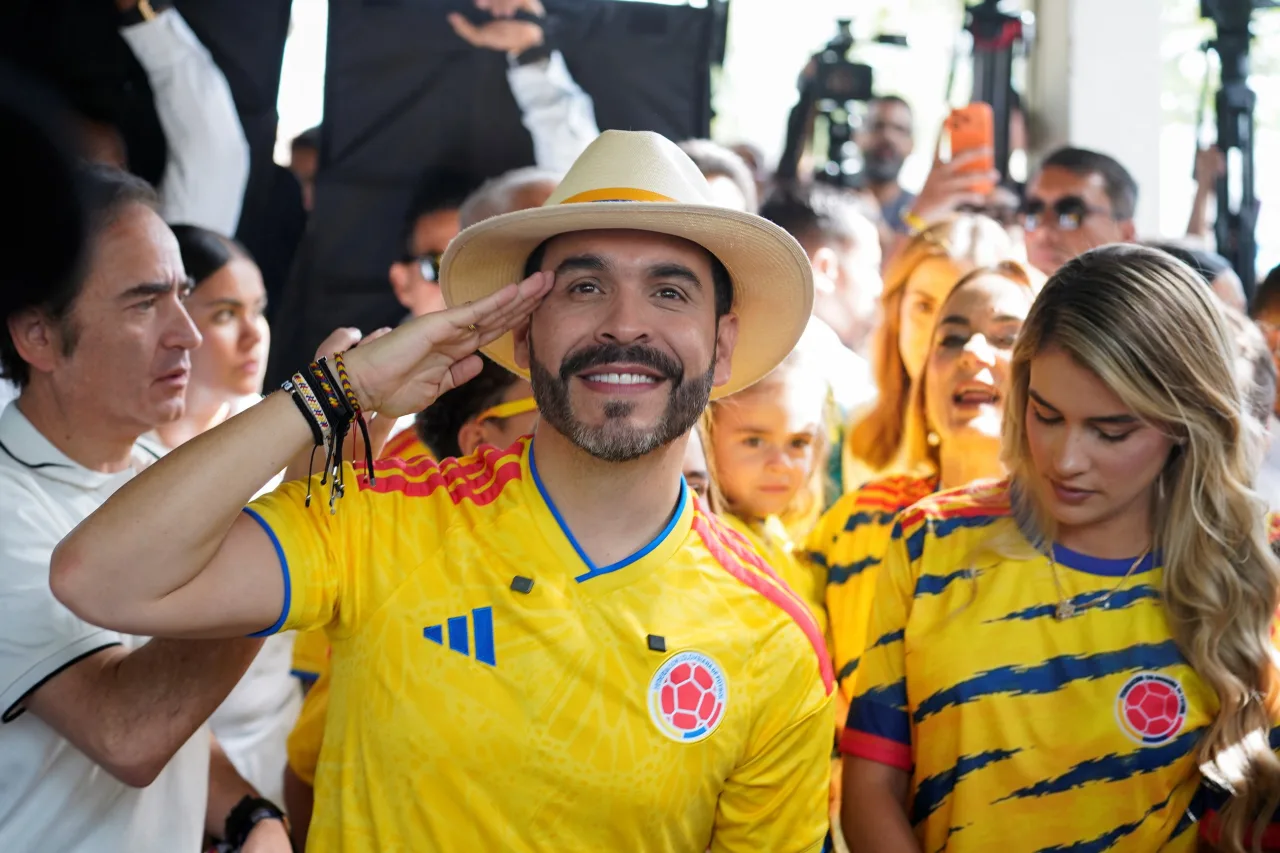 Espriella toma posse na Colômbia após vitória apertada e promessa de guinada à direita