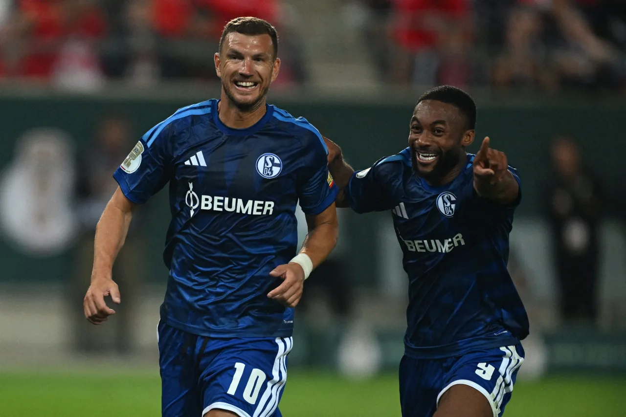 Com Dzeko decisivo, Schalke vence time da quarta divisão e avança na Copa da Alemanha