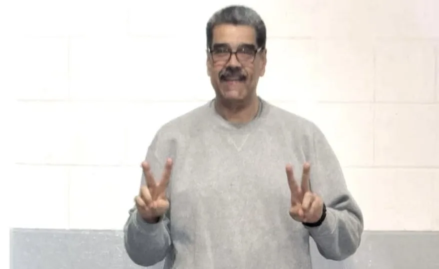 Maduro posta foto fazendo pose em prisão dos EUA