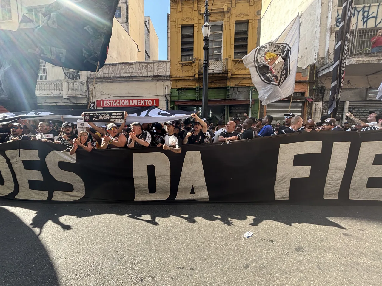 Veja galeria de fotos do protesto da torcida do Corinthians na sede do MP-SP