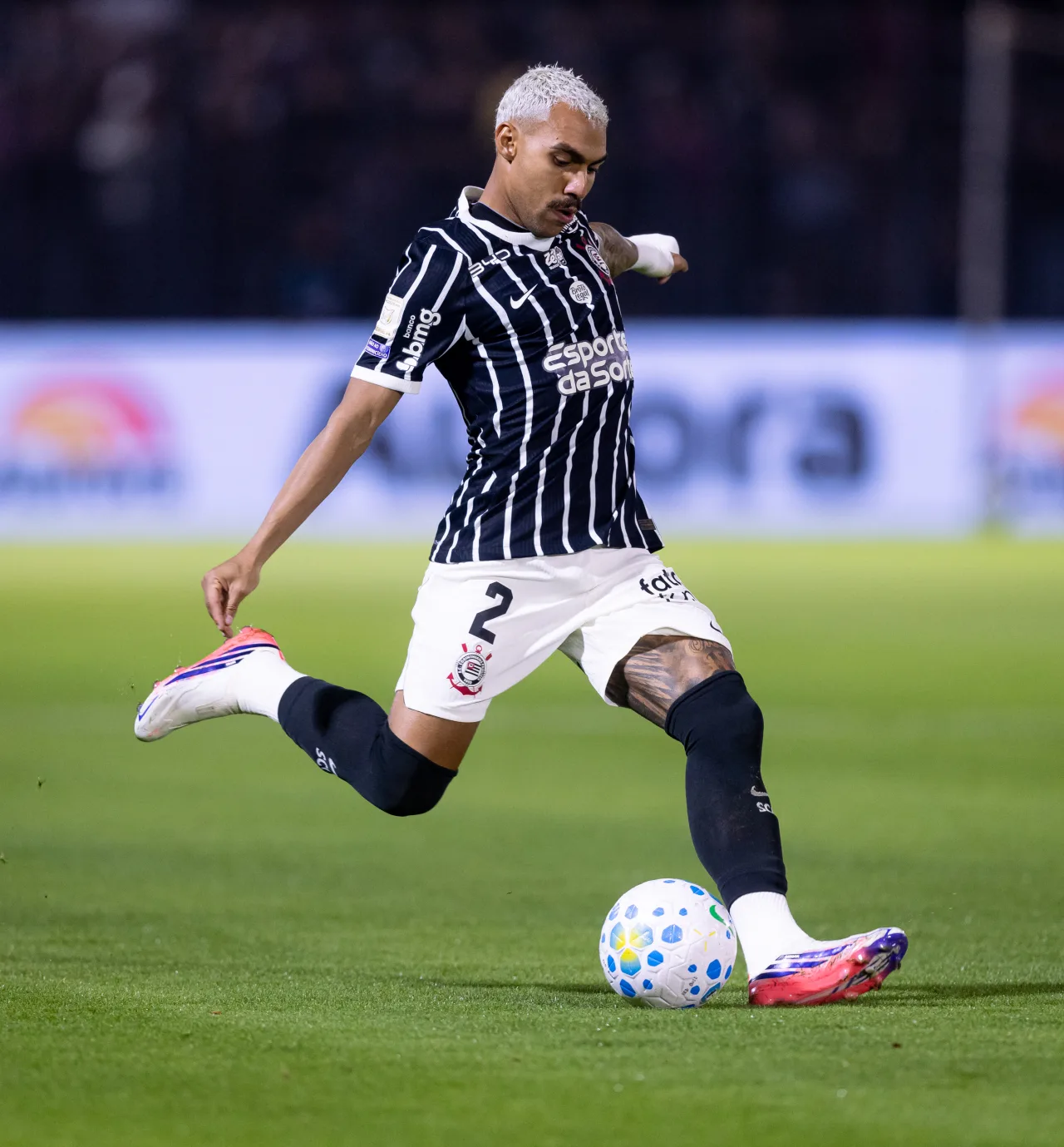 Matheuzinho destaca foco do Corinthians apesar de salários atrasados: “Não é legal”