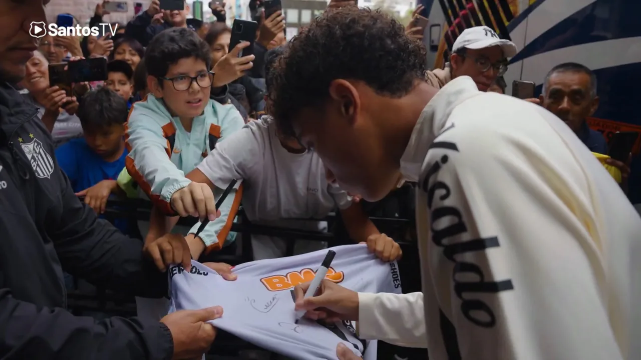 Santos recebe o carinho da torcida e treina no Equador