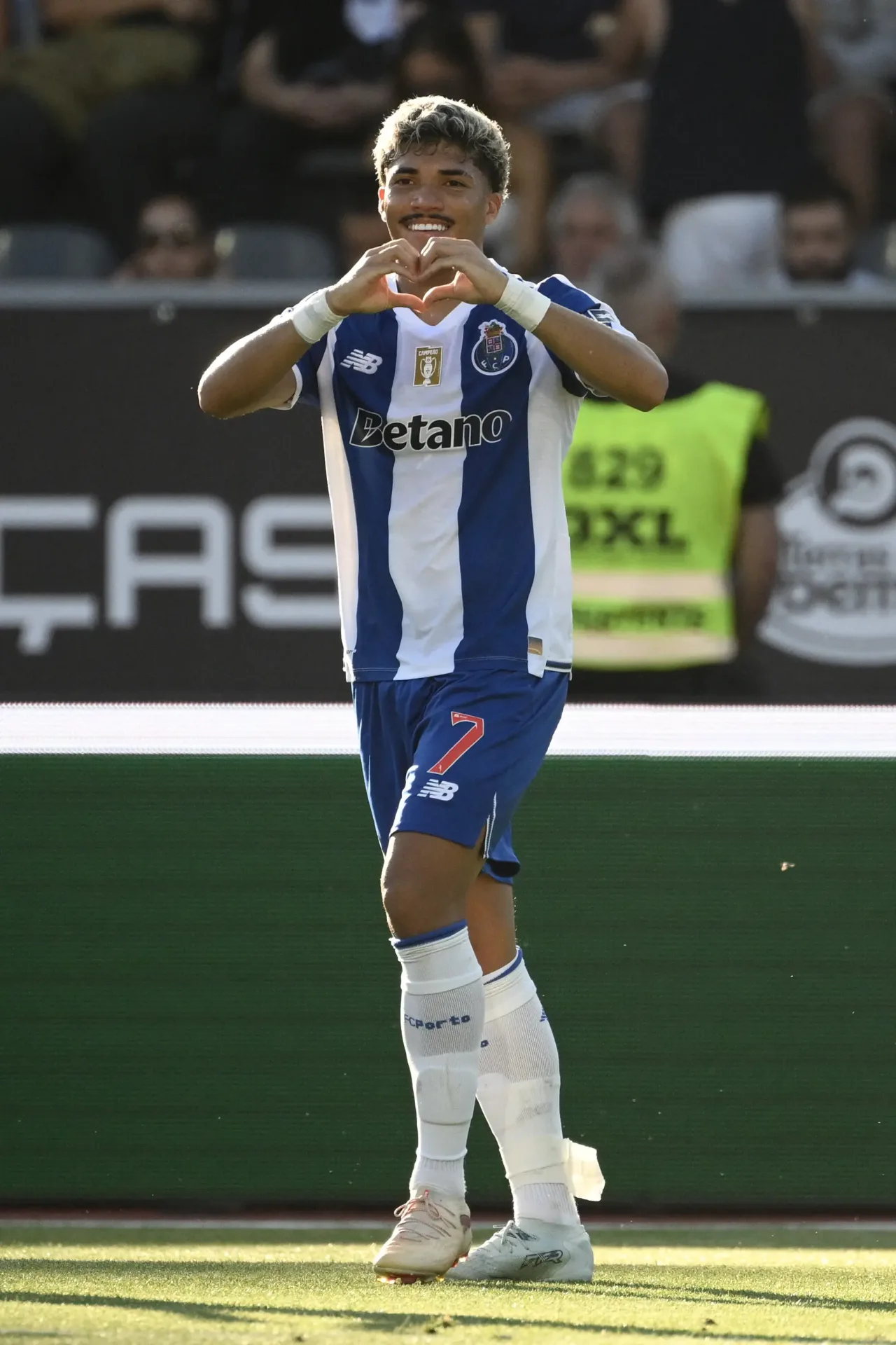 Porto vence com gol de brasileiro e segue sendo líder invicto do Português