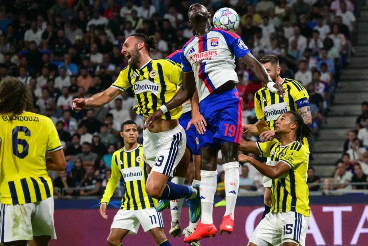 Veja fotos do duelo entre Lyon e Fenerbahçe pelas qualificatórias da Liga dos Campeões