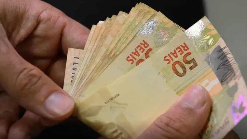 Trabalhadores nascidos em novembro e dezembro recebem abono salarial