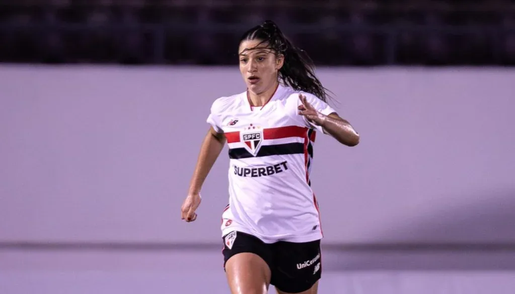 Aos 17 anos, promessa Giovana Iseppe estreia pelo profissional do São Paulo