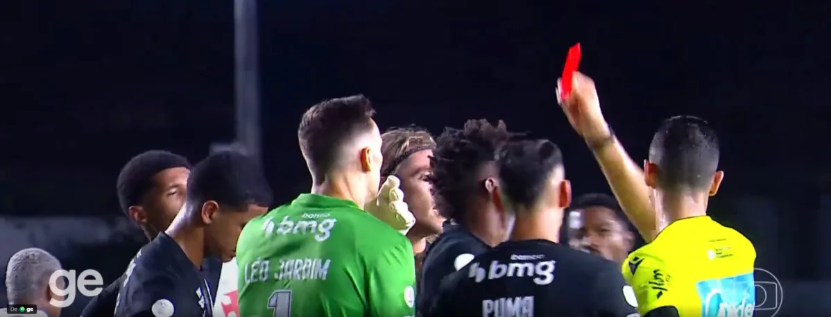 Vasco tem expulsão polêmica no primeiro tempo contra o Vitória; veja