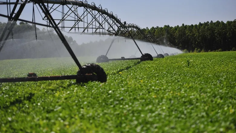95% das áreas agrícolas do Brasil ainda dependem da chuva; irrigação ganha importância diante do clima irregular