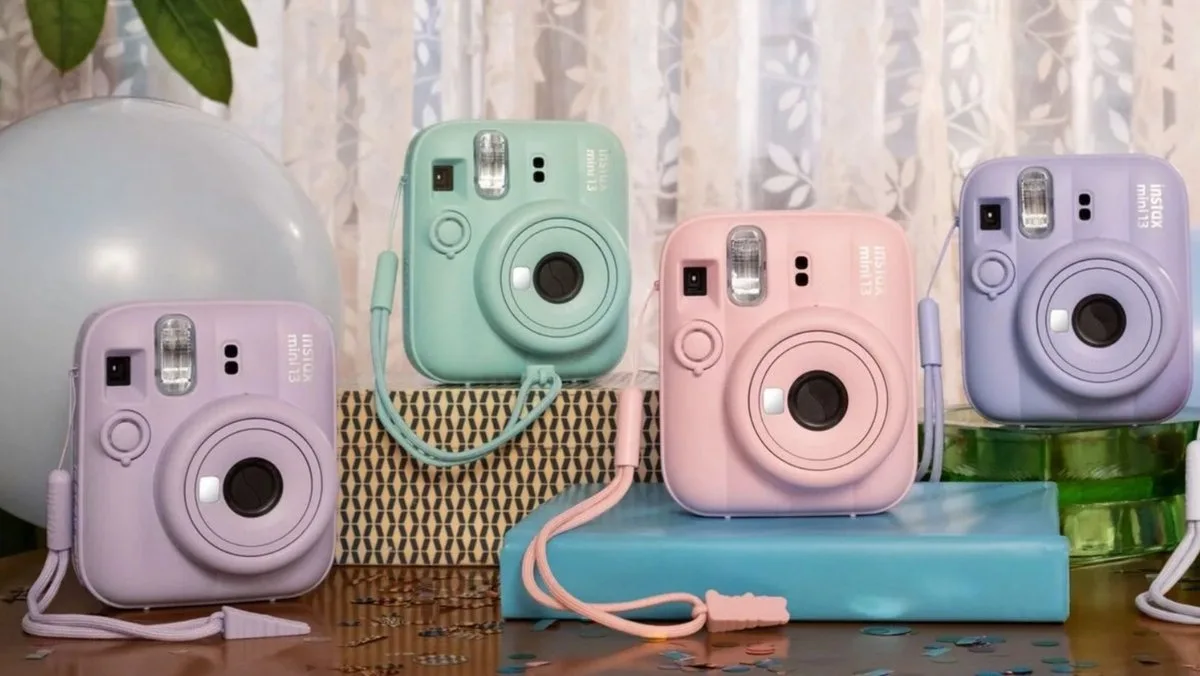 Instax mini 13 chega ao Brasil com novo design por R$ 679