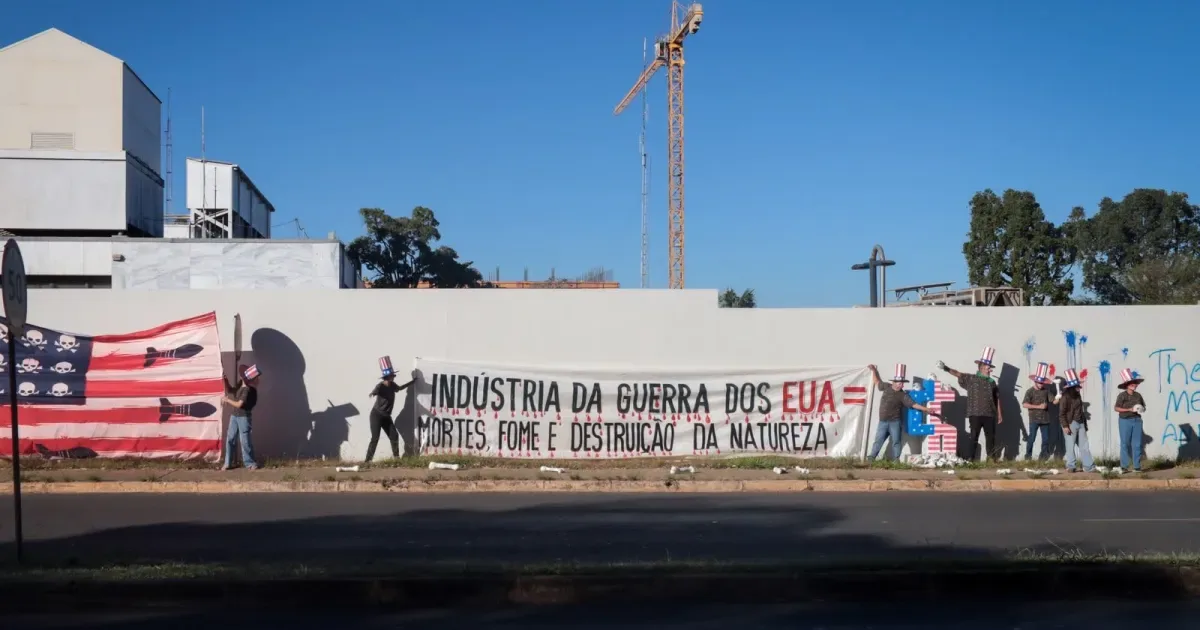 MST assume vandalismo na Embaixada dos Estados Unidos em Brasília