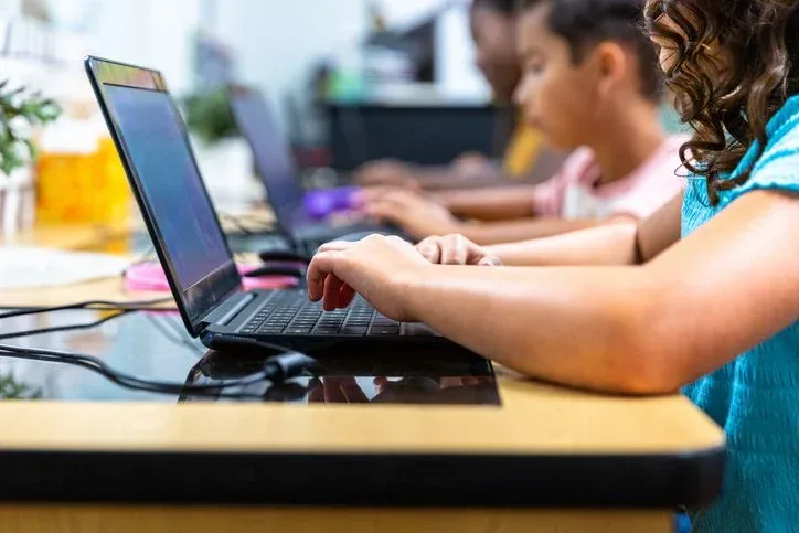 Como Google, Microsoft e outras big techs ganharam espaço nas escolas dos EUA