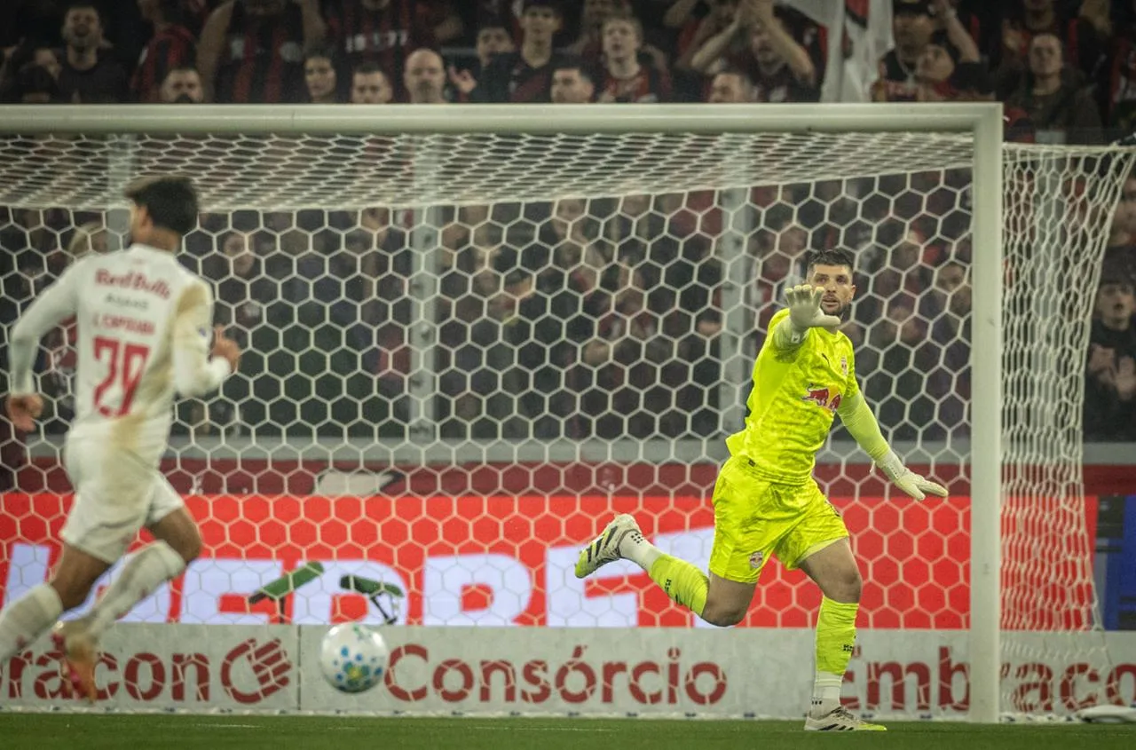 Após falha contra o Corinthians, Volpi se redime em empate do RB Bragantino com o Athletico-PR