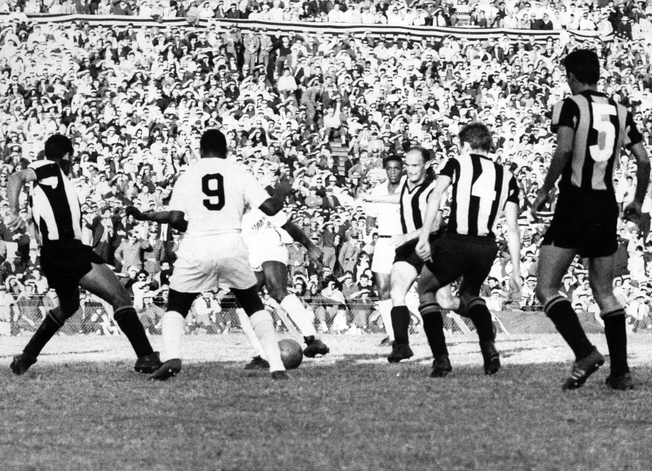Relembre em fotos o 1º título da Libertadores do Santos