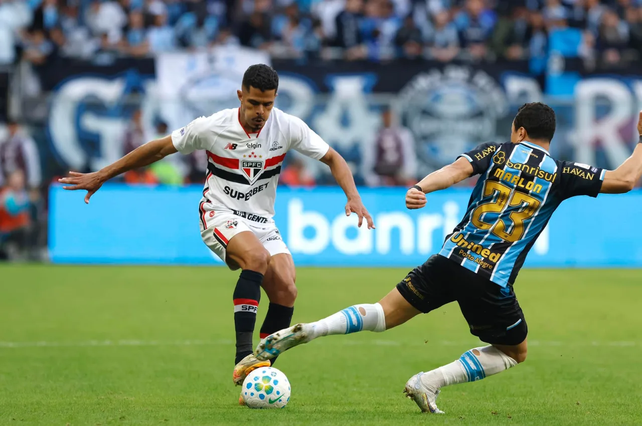 Árbitro registra reclamação de Rafinha na súmula de Grêmio x São Paulo: “P…. de VAR”