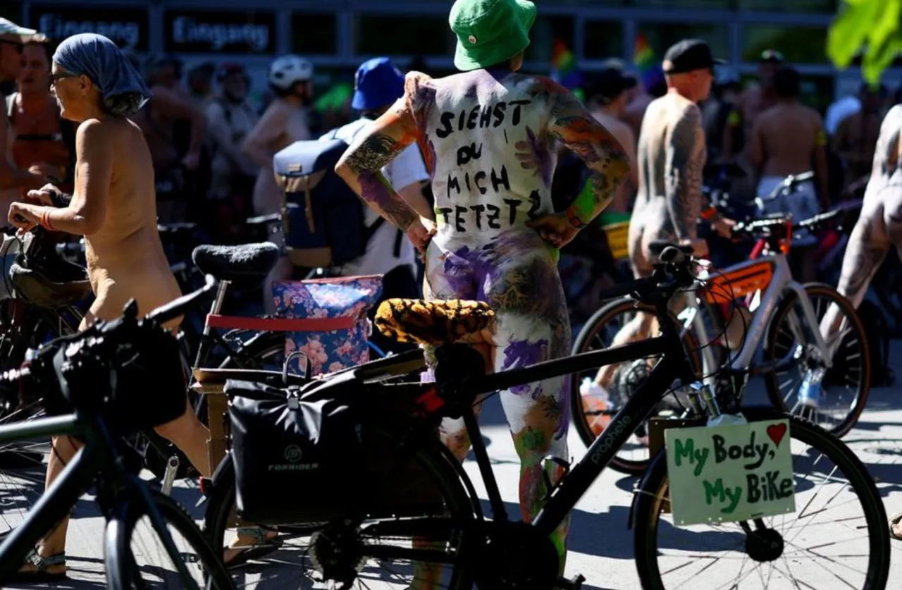 Centenas de ciclistas nus fazem passeio para promover o naturismo