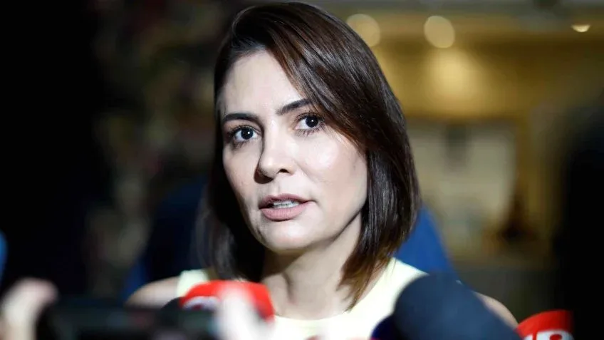 Michelle agradece apoio de Flávio após crise de enxaqueca