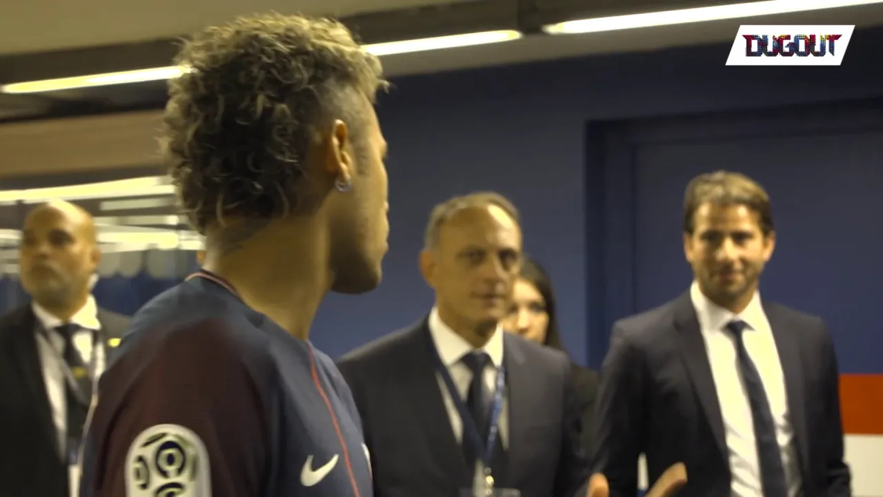 Há 9 anos, Neymar era apresentado pelo PSG no Parque dos Príncipes; relembre